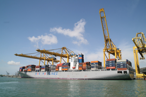 Kai mit Containerverladeanlagen und Containerschiff